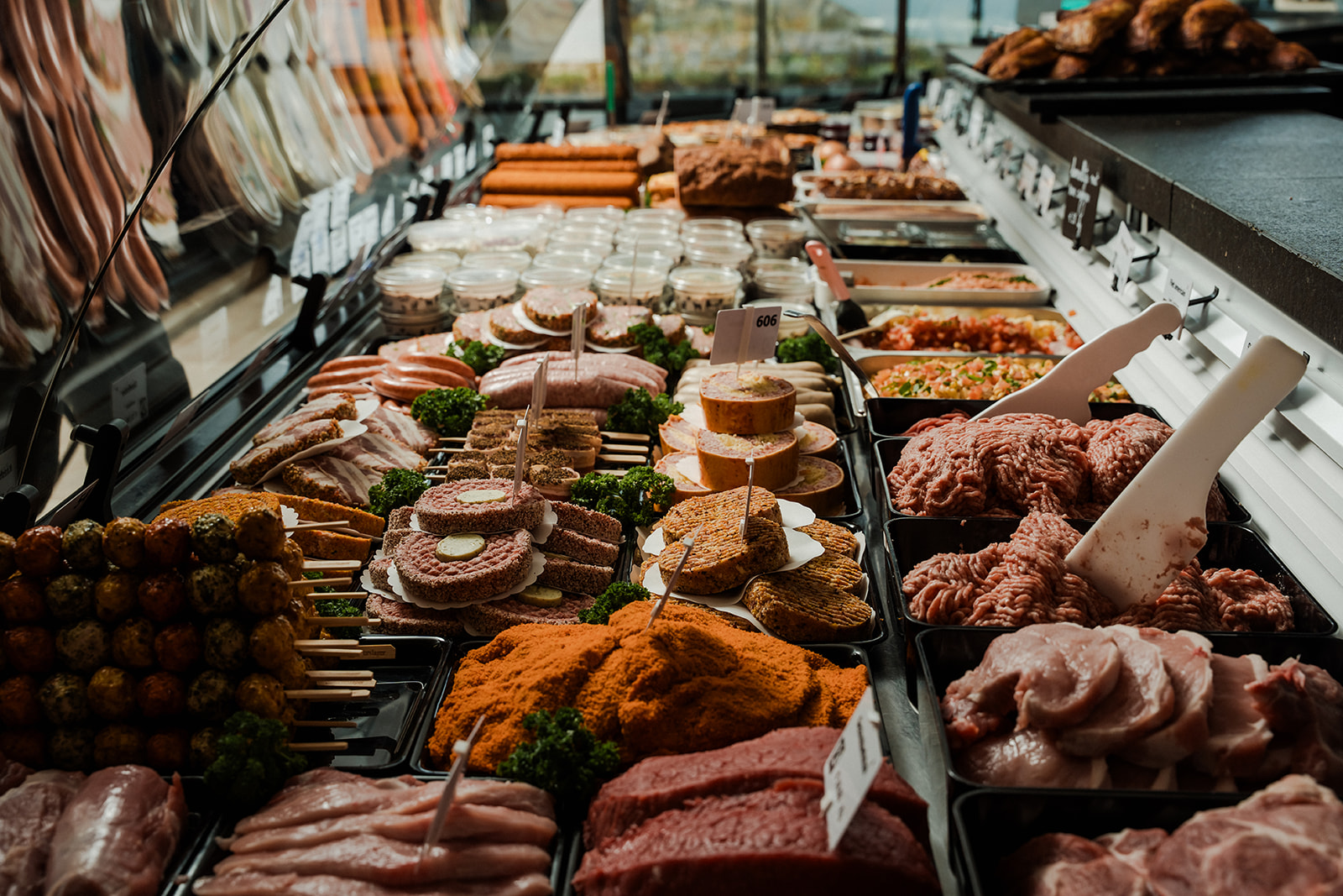 Volle toonbank met vlees en charcuterie