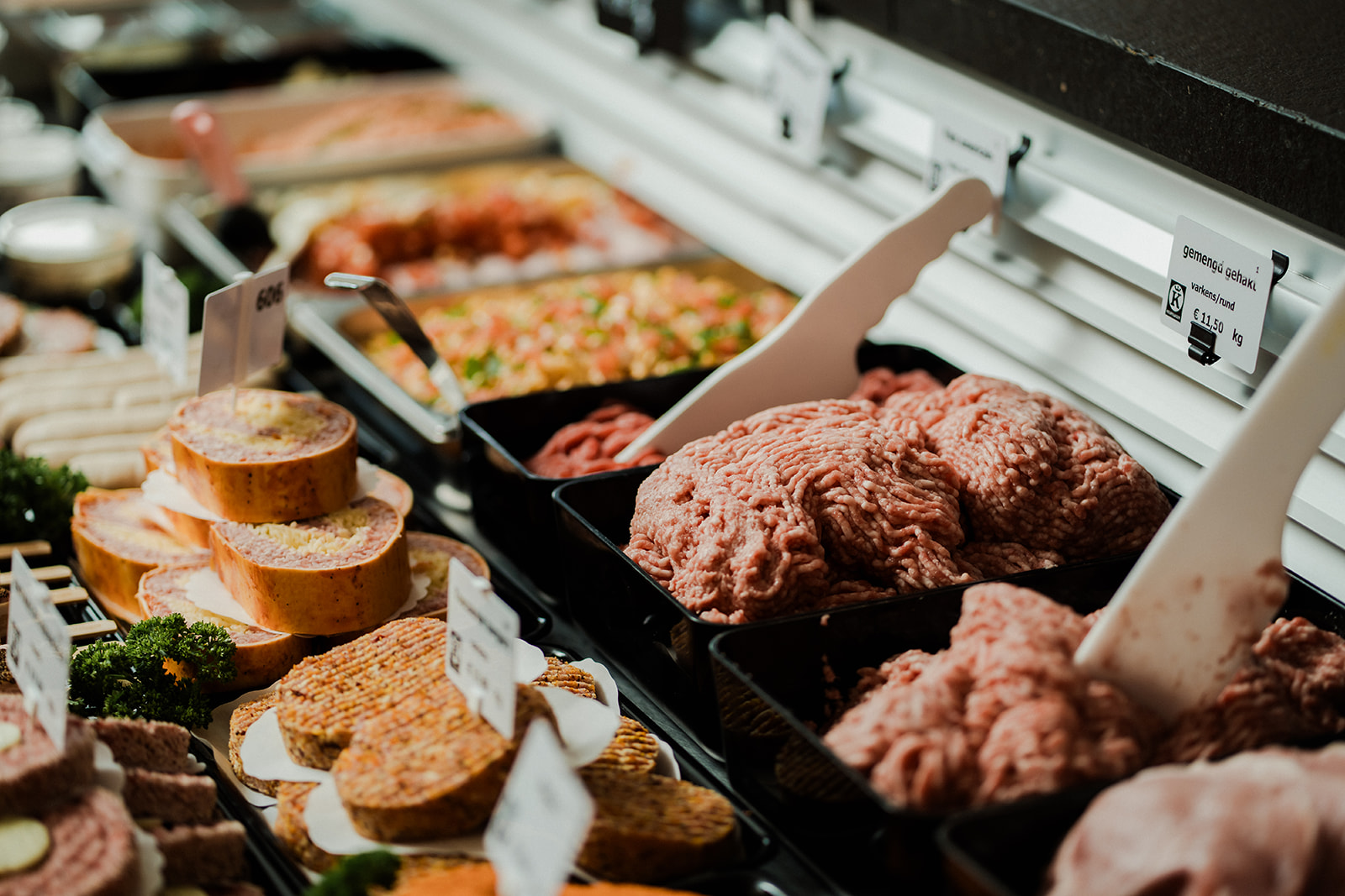 Keurslager Declerck — de toonbank vol vers vlees en charcuterie